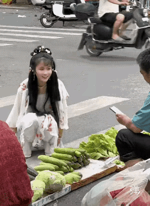 远看真的好像阿翁一下就想起了翁美玲83版《射雕英雄传》里，她演的黄蓉灵动狡黠