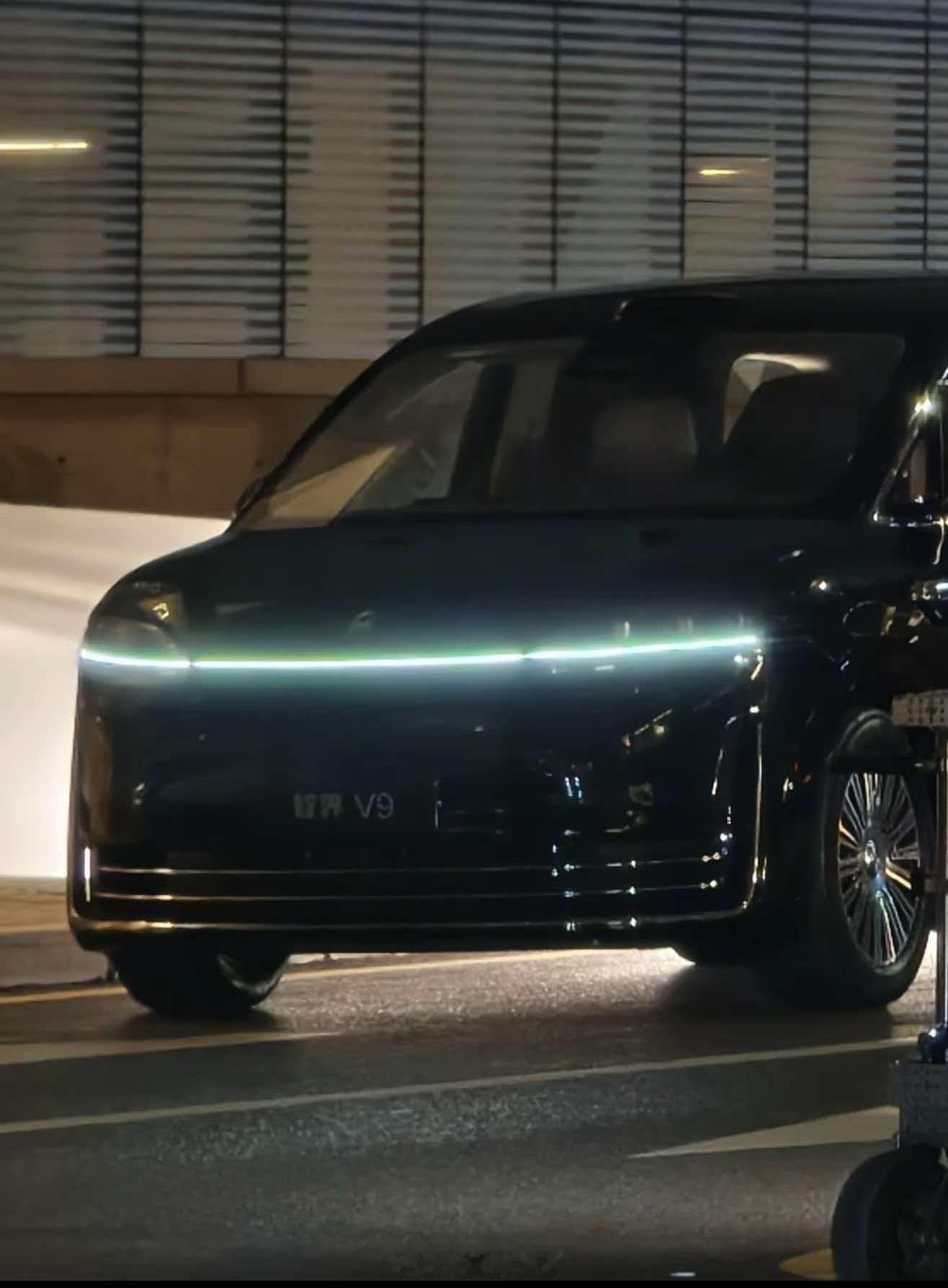 昨晚看到的鸿蒙智行首款MPV曝光了，伪装撕掉了，然后前灯和尾灯都已经亮起来了，看