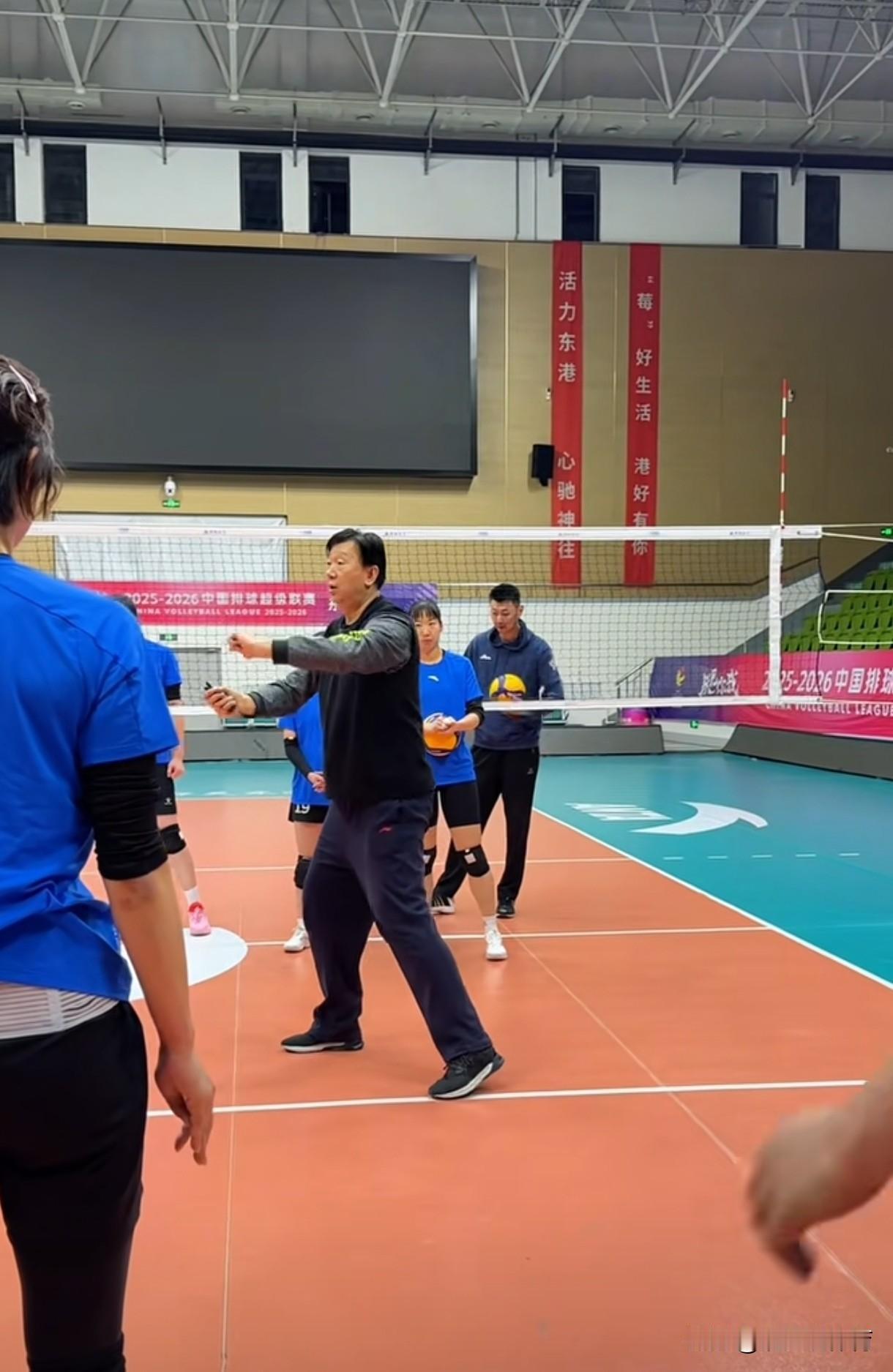 男排名帅李海运加入辽宁女排。本赛季的辽宁女排“兵败如山”，赵勇、丁霞两位主心骨离