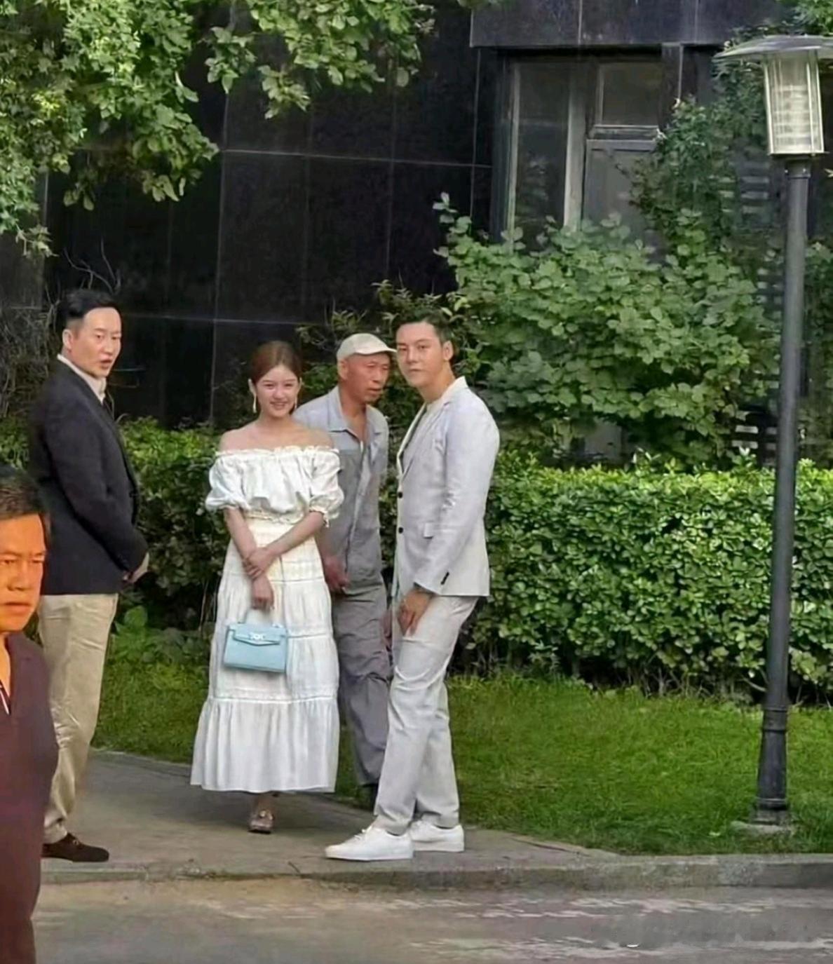 街头偶遇赵露思，才明白何为不上镜。镜头难以复刻她本人的灵动气质，真人观感惊艳许多