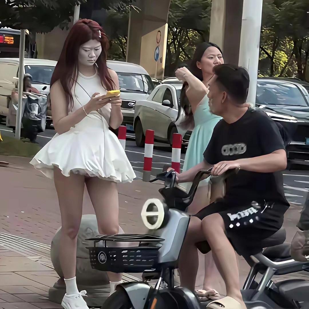 大白天街头偶遇这一幕，属实有点吓人路上偶然碰到一位姑娘，妆容打扮格外吸睛。