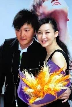 1999年，成名后的孙楠抛弃了同居10年的女友辛欣，转身娶了神交已久的买红妹。9