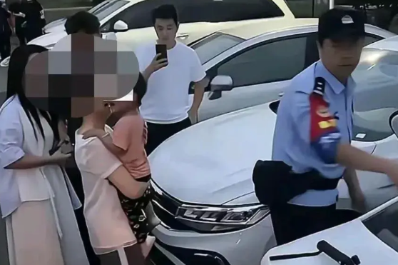 哎呀妈呀，要是没人带孩子就别出来玩啊，心大要人命啊！一对父母把3岁孩子放在车