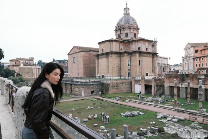 刘涛我记起来了都记起来了刘涛再度来到罗马的同款地点，时光好似对她格外温柔，11