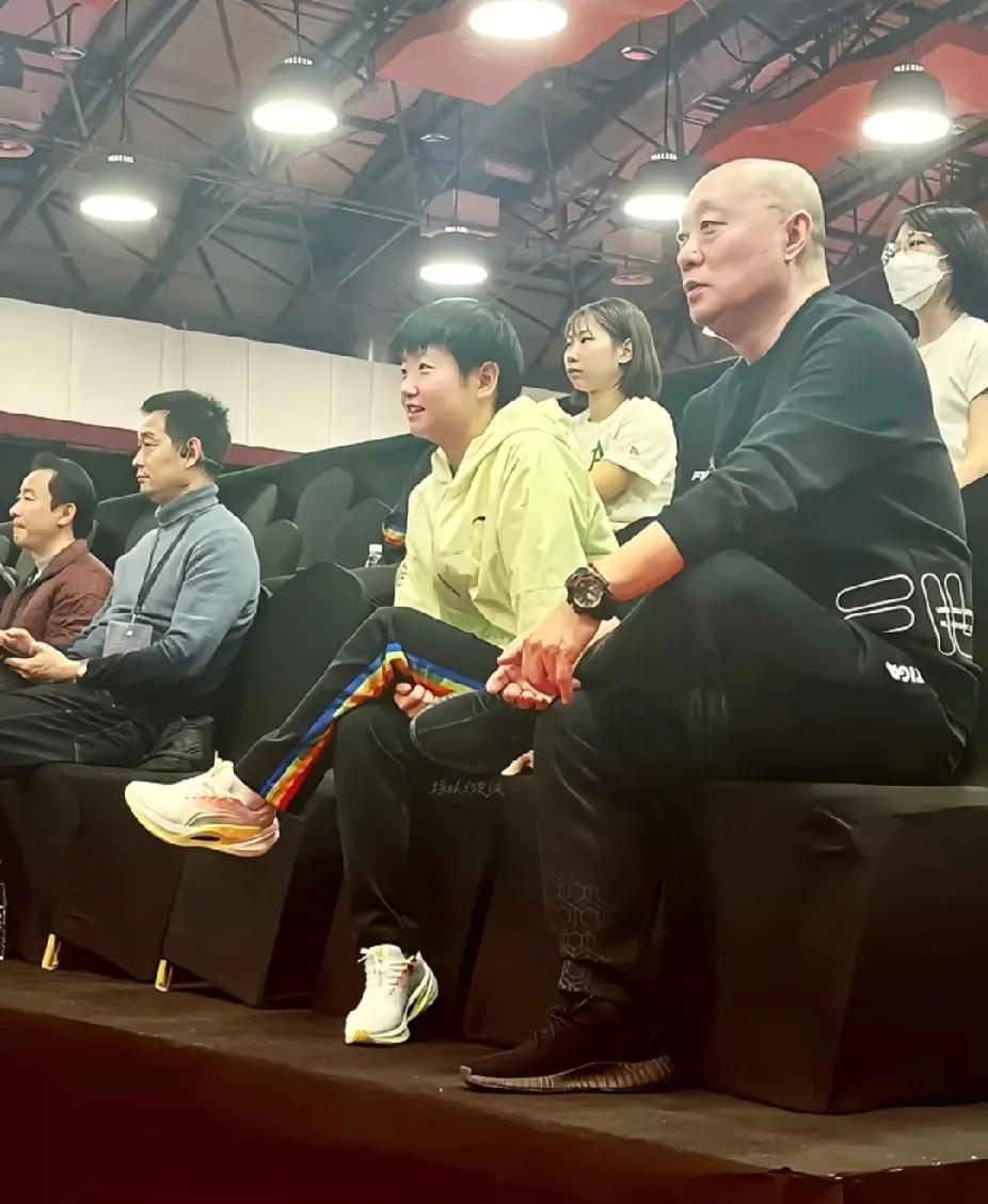 咱就说，这画面看着多得劲儿！小杨和老孙搁场边一坐，俩人都把二郎腿这么一翘，那熟悉