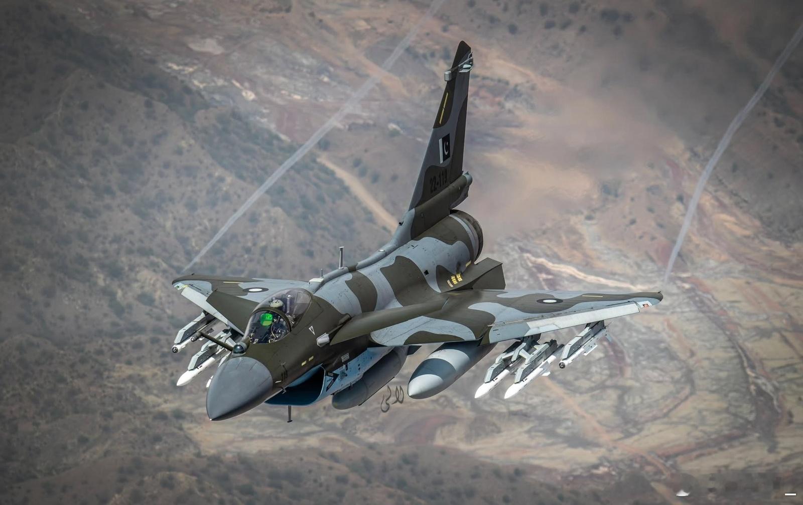 巴基斯坦空军歼-10CE好图，可能是去年巴空军组织空对空拍照的作品之一巴基斯坦空