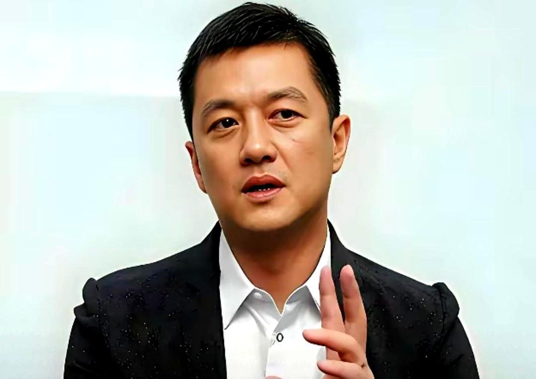 李亚鹏现在天天蹲直播间卖茶卖壶，在线十万加，一晚能进账上千万。东西是真贵，