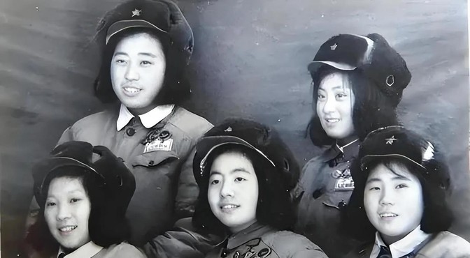 1951年，朝鲜战场，5名女战士被美军围堵，主动投降，却从此音讯全无。50年后，