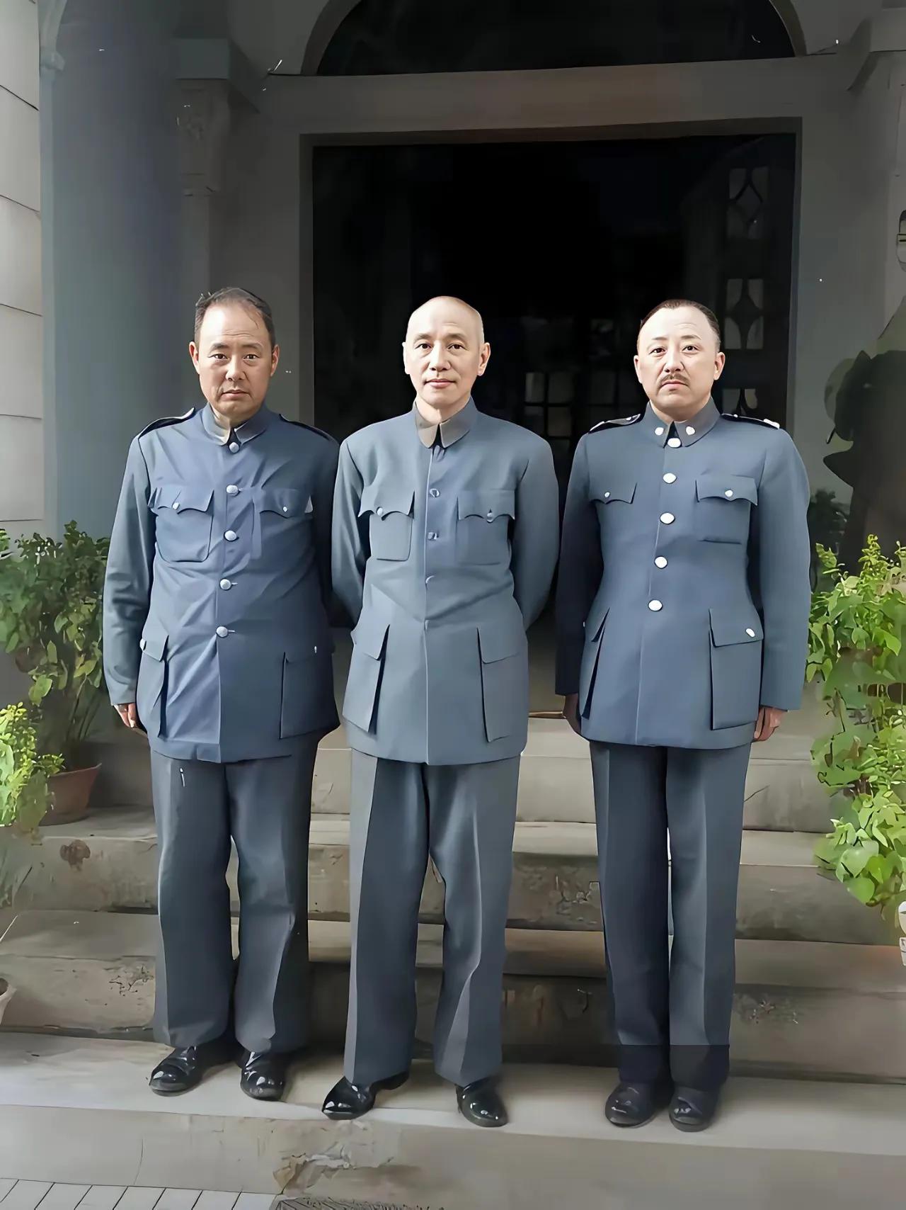 这是1948年冬，傅作义、卫立煌和蒋介石的合影。傅作义、卫立煌