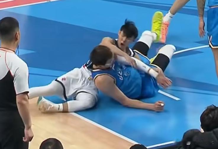 看看徐杰被周琦撞伤后左腿扭成什么样！广东现在伤停的人组成一套完整的助力阵容都还