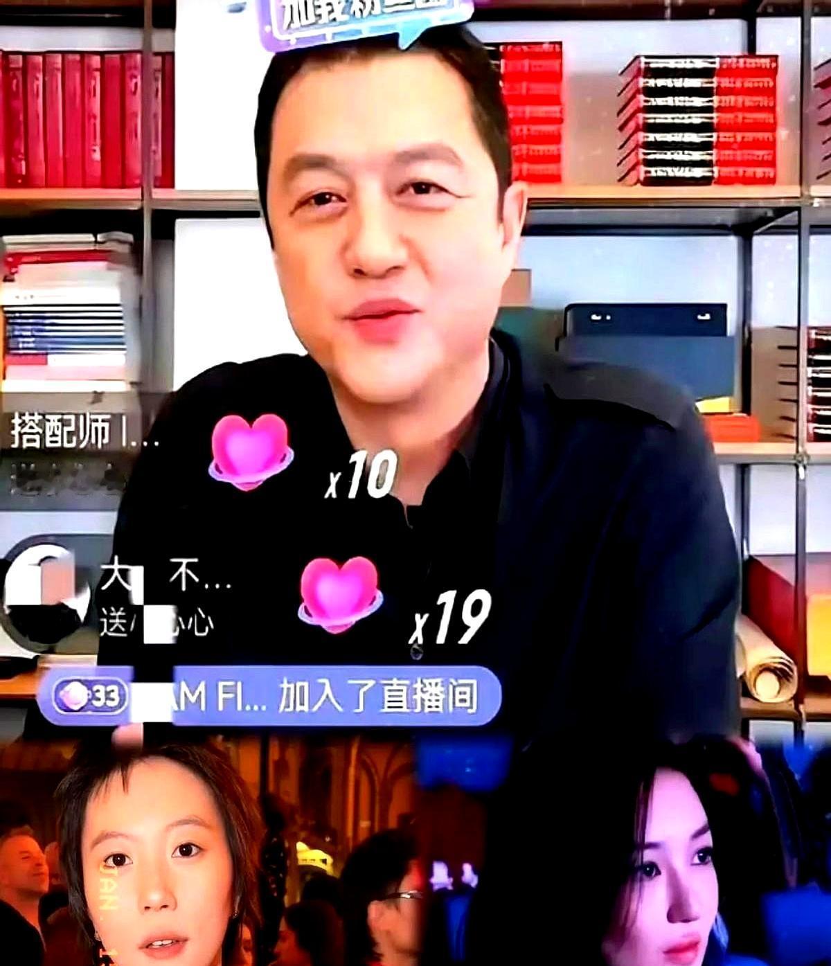 李亚鹏卖茶，直播间本来半死不活。窦靖童顶着鸡窝头闯进来，一句“爸，尝一口”，没剧