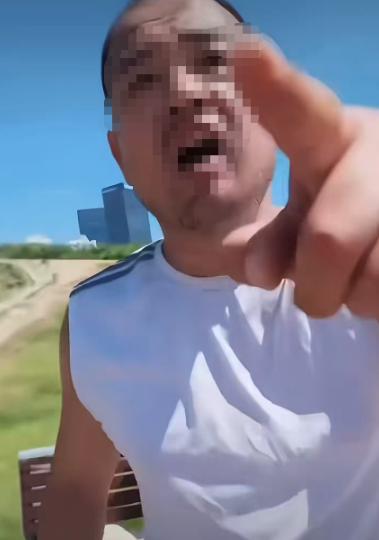 "大哥我求你了！我给你跪下能放过我吗？"在青岛海之恋公园，一名二十多岁的外地小姑