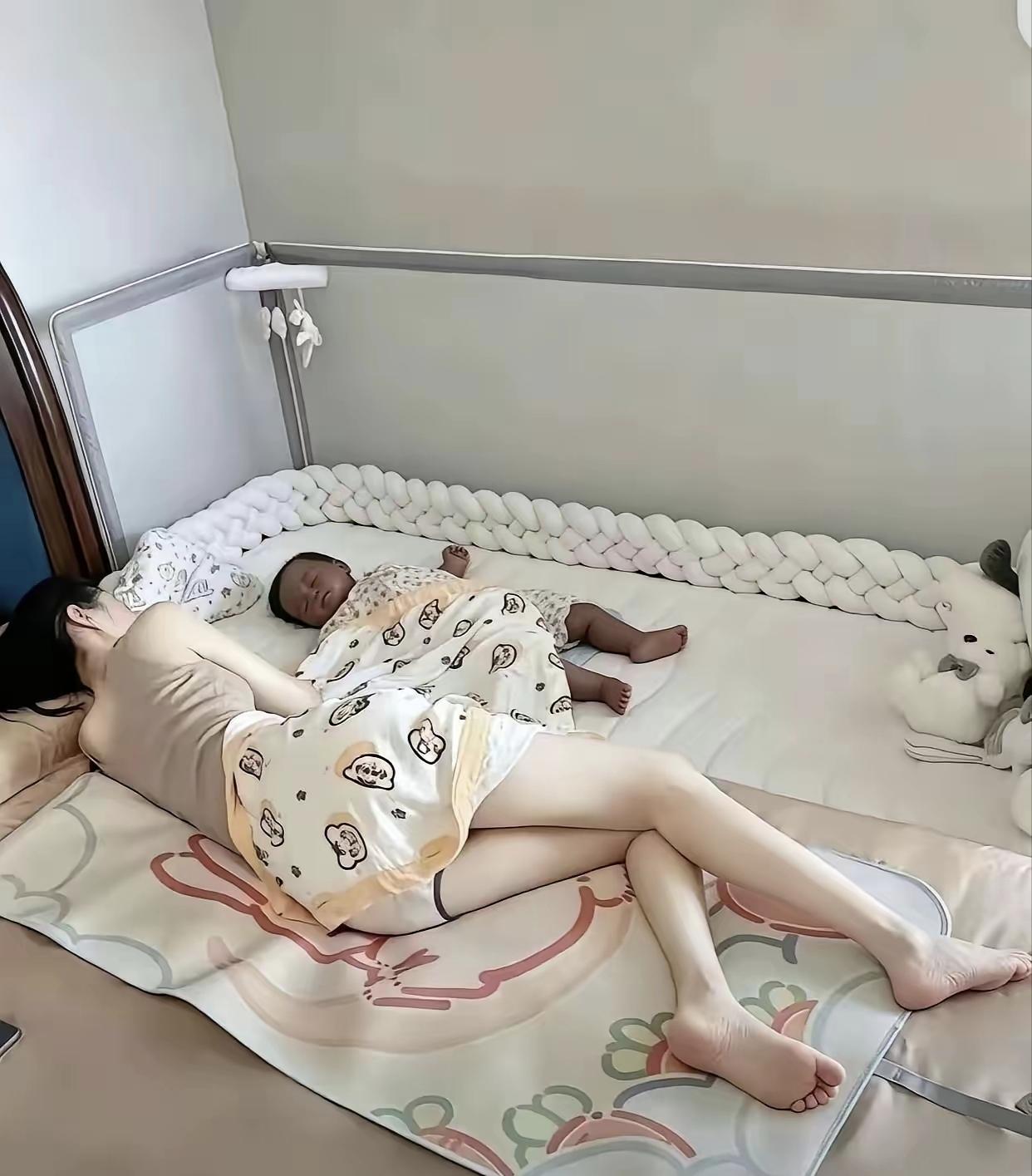 这孩子咋被晒的这么黑呀？就是带孩子出去也不能只晒孩子，不晒孩子妈呀！这到底是咋回