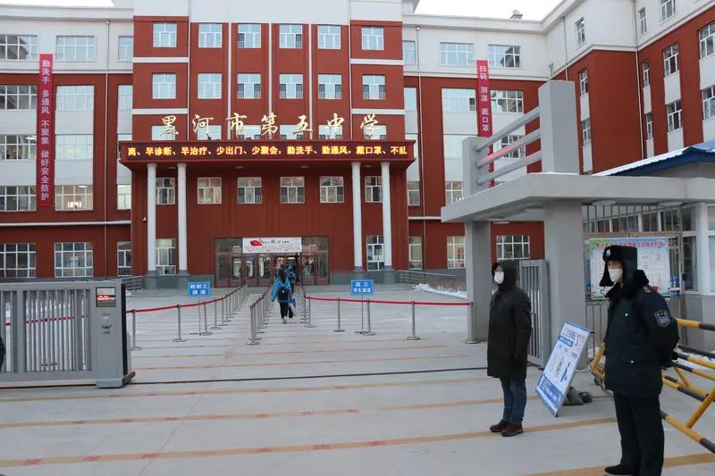 和校长关系不好，经常被打压，我特别想转岗。因为觉得学校新制定的一个制度不合理，