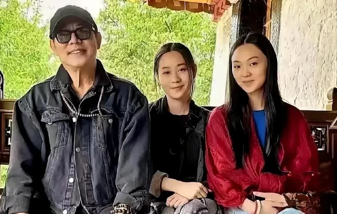 63岁的李连杰晒与利智所生两个女儿的合影，这两个女儿都长得像他多一些，气质很不错
