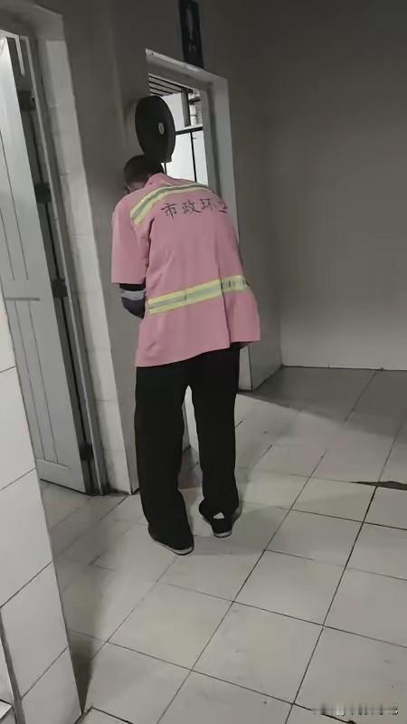 太丢人了！某中学四十几岁女保洁正在收拾厕所，课间的时候，一个14岁男孩突然冲了进