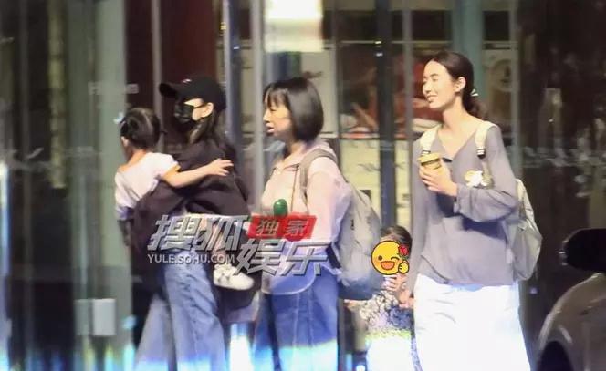 王鸥带女儿跟姥姥、小姨聚餐，傍晚散场她一路抱着娃，边走边听老妈絮叨。没保镖、
