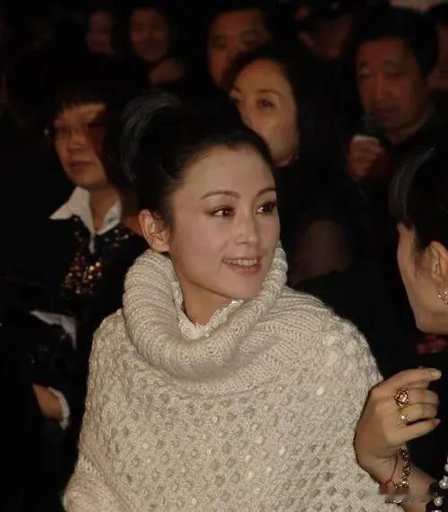 有人说陈红虽然年轻时长得倾国倾城，但是她和陈德容一样花期太短，但我觉得陈红跟陈德