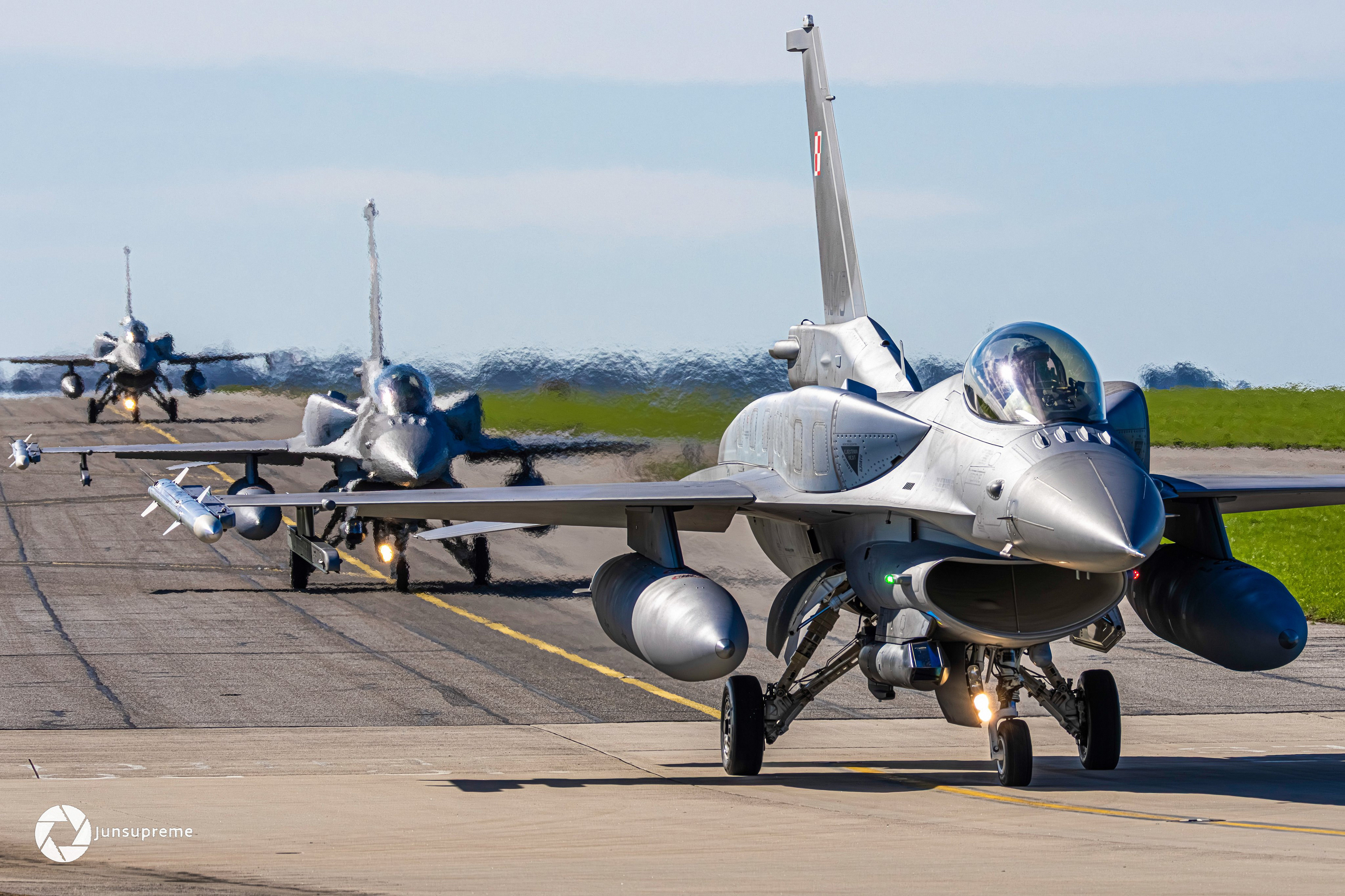 高分辨率图像近日的波兰F16，保形油箱很醒目，照片作者：X