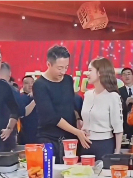 马筱梅展示孕肚，汪小菲一脸宠溺，大S当年也一样，脸上都是幸福的模样