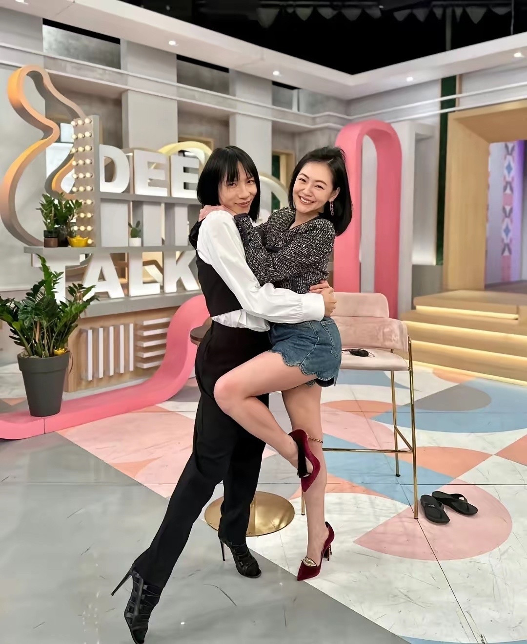 小S的颜值虽非惊艳型，但身材与舞台实力十分出众。看她与舞蹈老师同框跳舞，对方身段