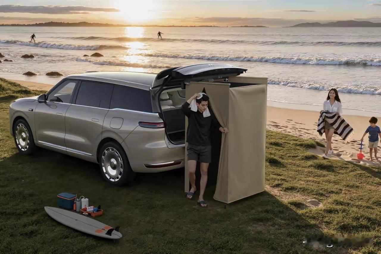 有创意！智己LS9这车竟然把淋浴房也配上了！有个10L的水箱，也有淋浴喷头