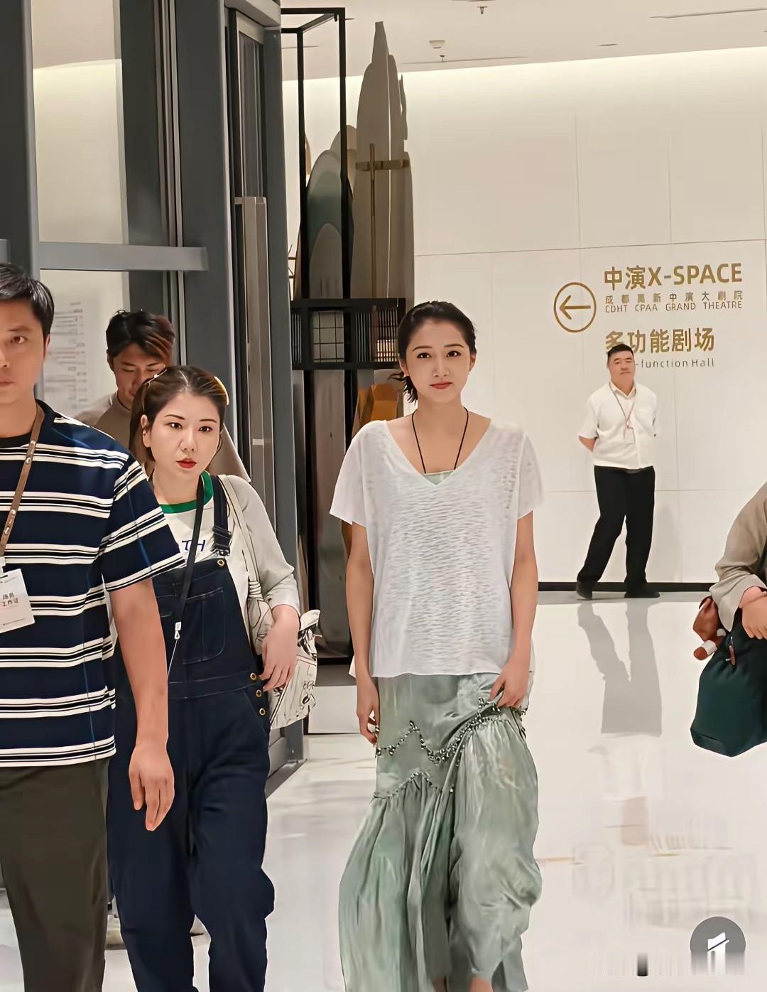 实在搞不懂，她长得那么漂亮，身材比例也很好，偏偏很多男生说不喜欢她！老天呐！[流