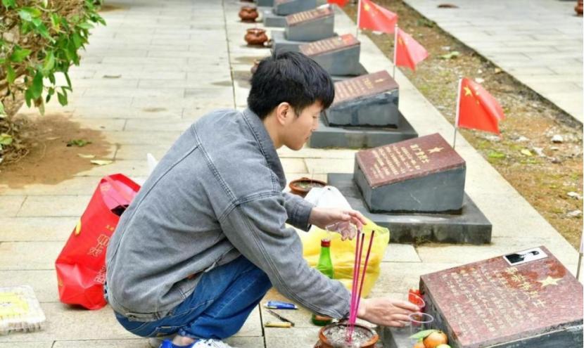 2024年8月14日报道，广西，三位小伙在惊讶发现，在烈士陵园的墓碑上缺少了一样