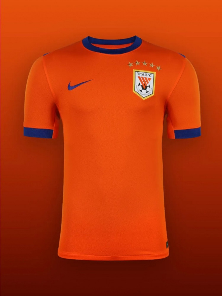 泰山主场球衣整体采用复古设计, 背后加入金色SINCE 1993字样