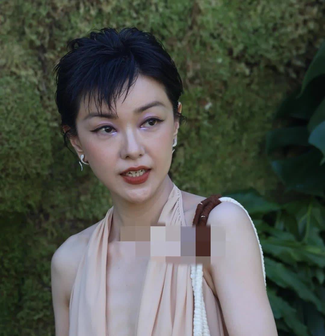 这是郭采洁吗？[惊恐]好久不见，容颜已变。离开美颜，本尊显现。古灵精