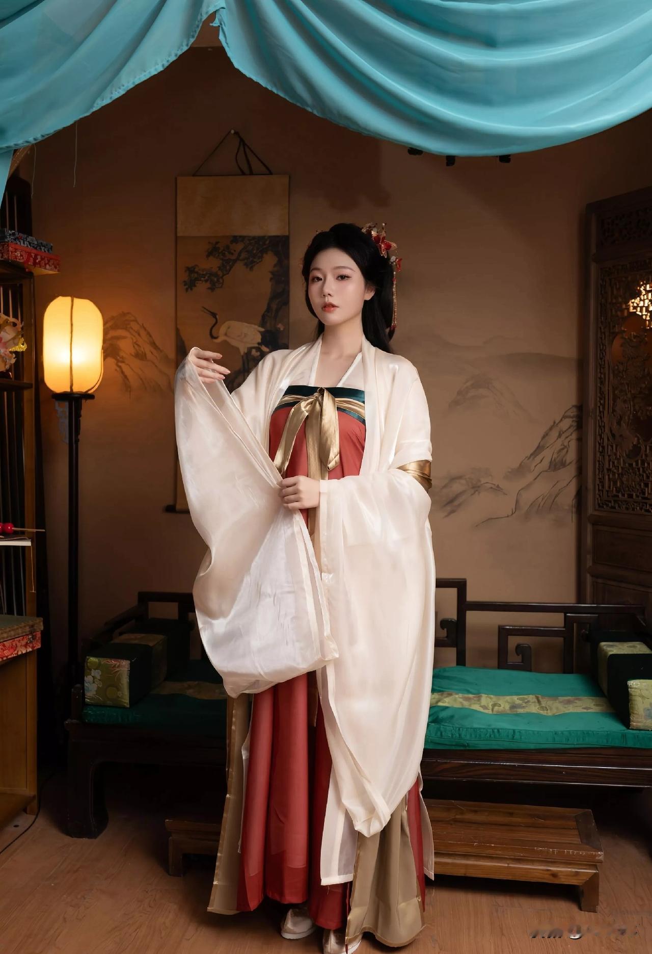 穿越时空的古典美人，静谧古风中流淌的诗意。那些白菜又好看的汉服，恰似遗落在时光长