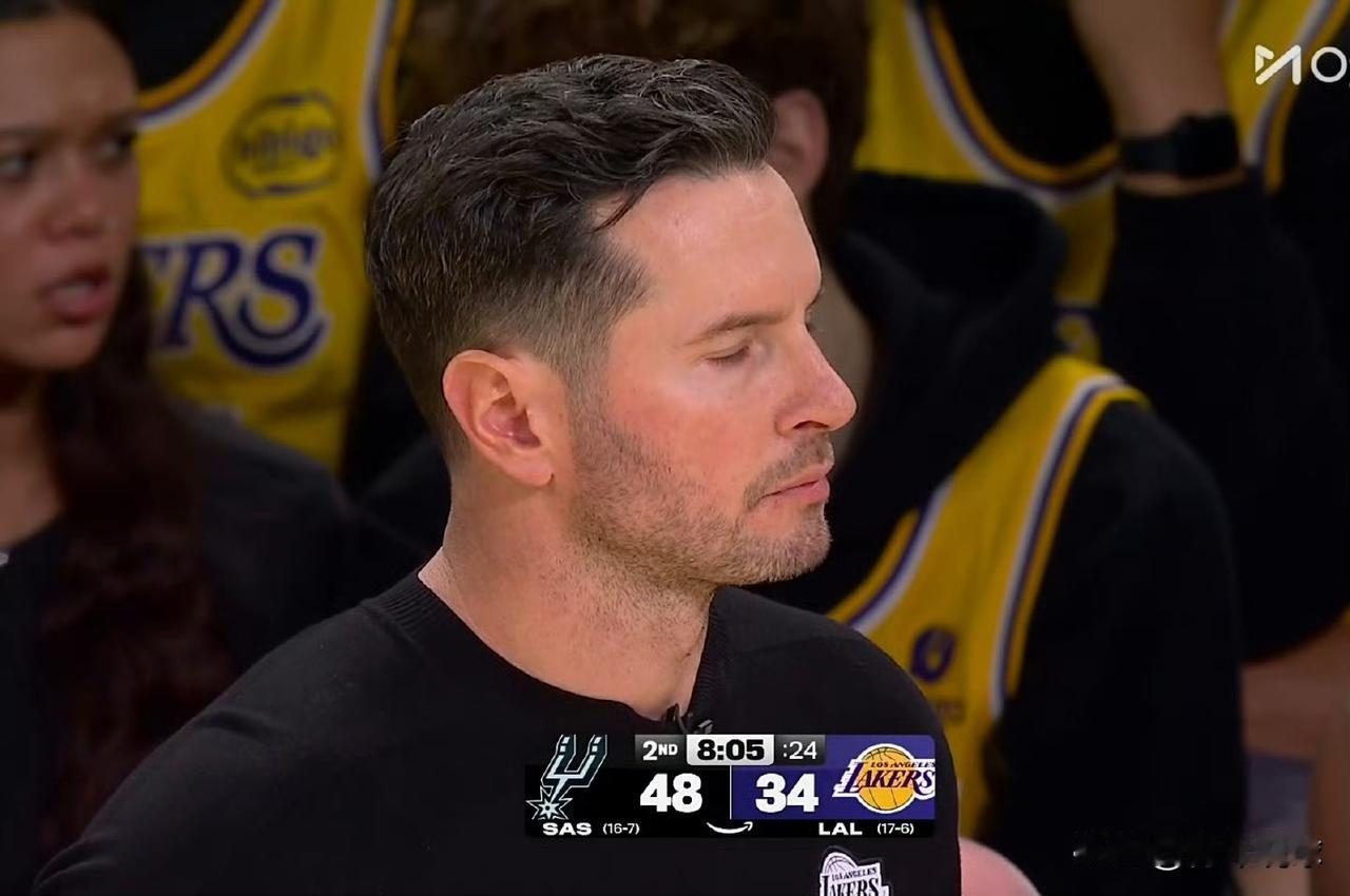 雷迪克瞎挑战！第二节8分05秒，八村塁在追防时从身后有推人，裁判果断吹罚了犯