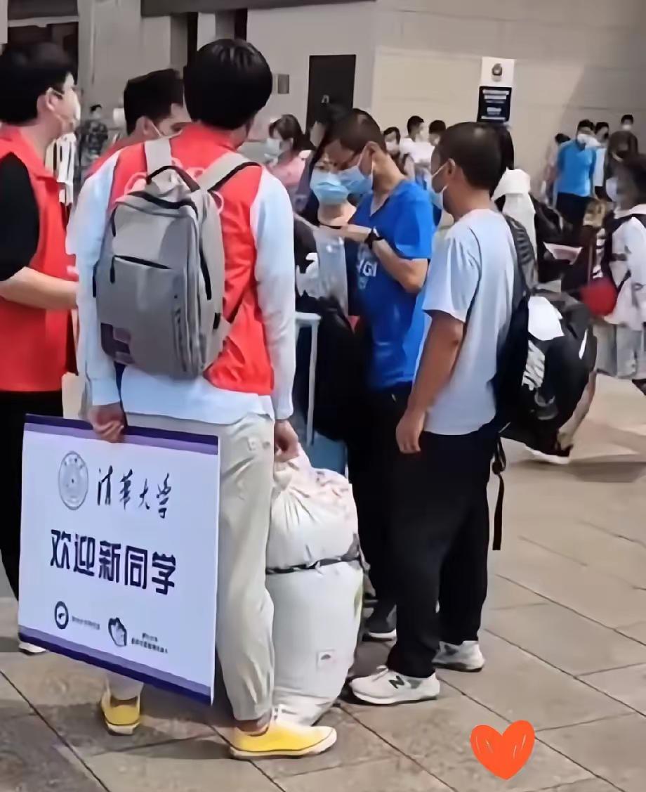 清华大学新同学带编织袋行李引发热议，有人说是博眼球，有人说这些网民真是毛病多，本