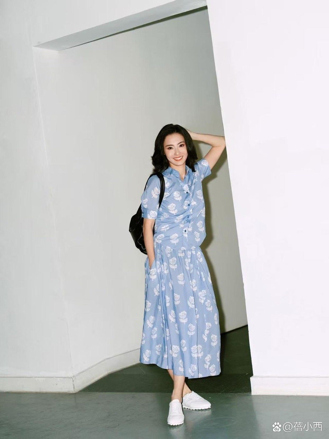 张柏芝中年状态也太能打了！印花衬衫配长裙+小白鞋，清爽减龄又时髦，完全看不出岁月