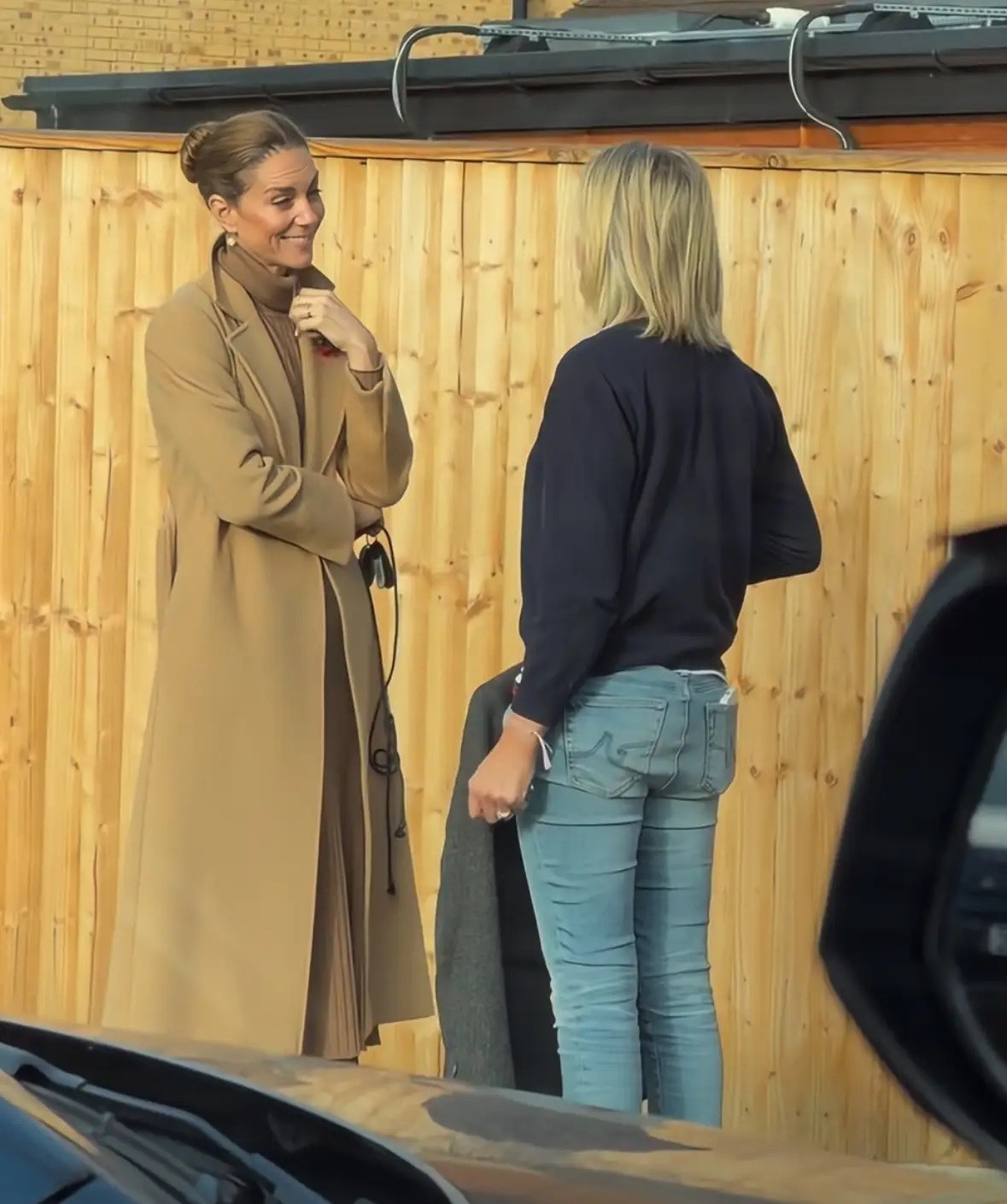 凯特王妃接孩子被偶遇！真实状态是自然老去，能看出她脸上的皱纹，还有高发际线，没有