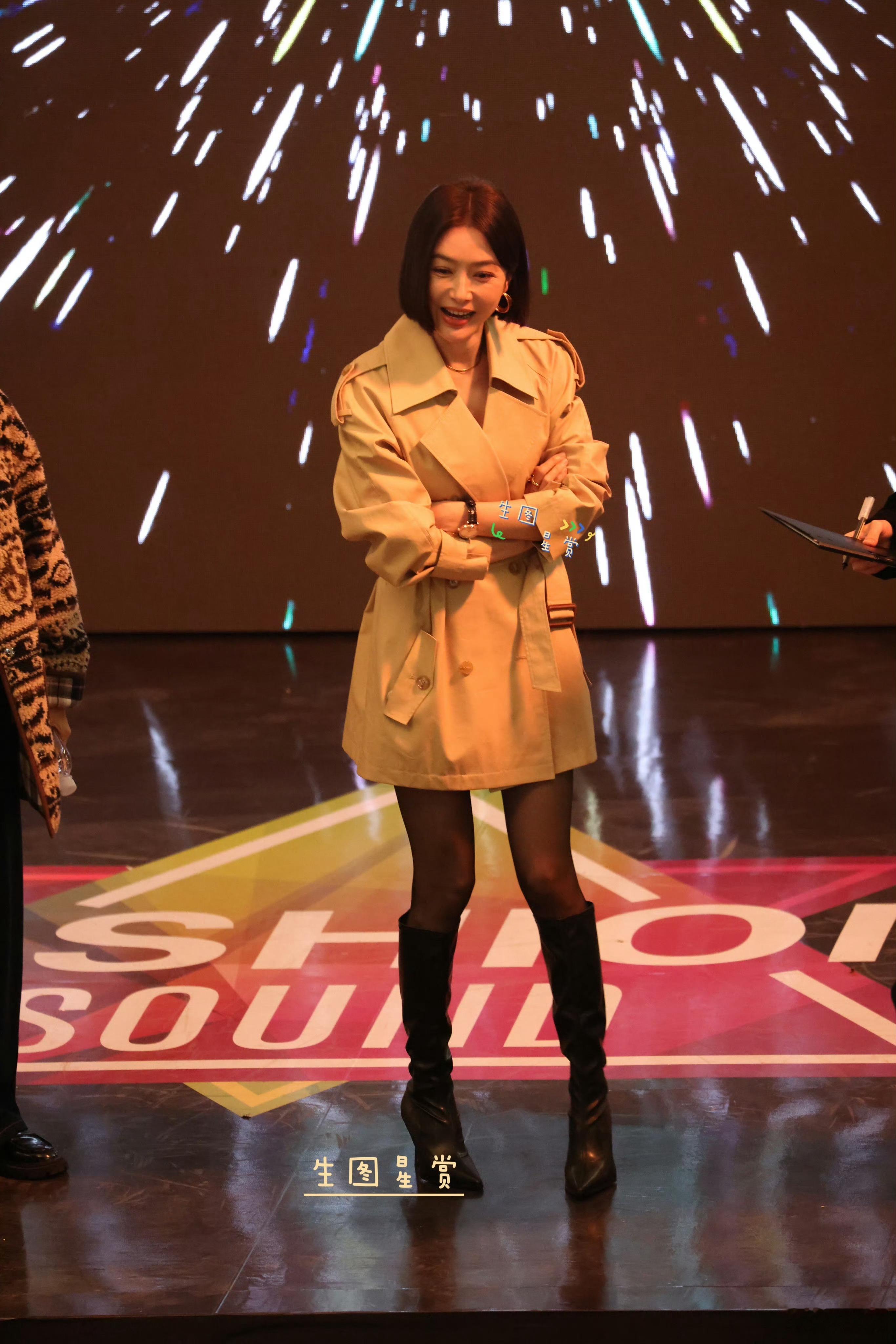 秦岚🖤251103闪耀如她夜拍生图，黑丝长靴绝绝子​​​