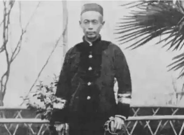 1951年，93岁高龄的前清朝海军总司令萨镇冰，在得知志愿军成功击退美军，并进攻