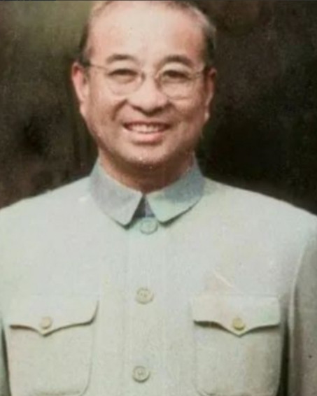 1955年9月27日授衔仪式上，当毛主席走到陈赓面前时，说：“你陈赓当大将了，而