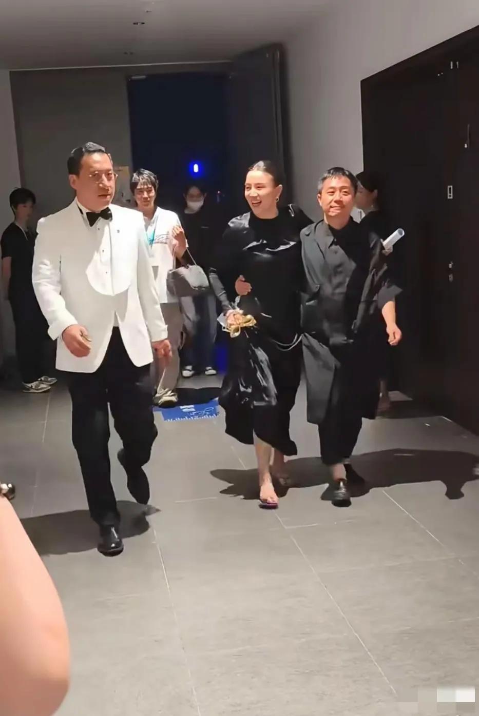 就想知道无比亲密地搂着宋佳腰身的这男的是谁？没想到44岁的宋佳身高也挺给力，穿着