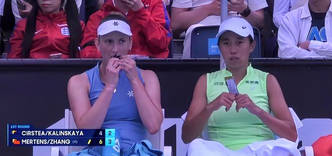 在王欣瑜/郑赛赛、商竣程/张之臻这两组双打双双止步澳网首轮后，张帅搭档2024年