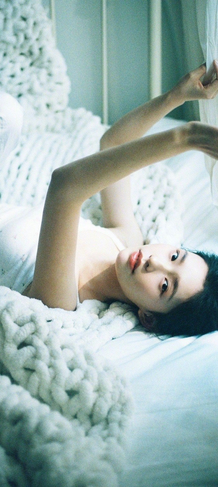 林允私服穿搭壁纸：一组夏日白开水～清甜柔美。林允