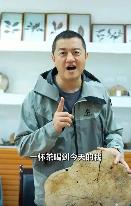 1月30日晚，李亚鹏直播带货再次登顶，带货总榜远超“与辉同行”，直播间贴出标识“