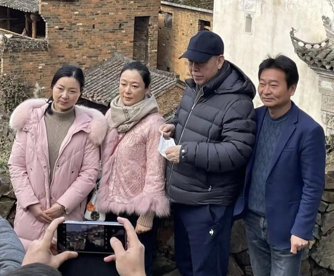 时间验证了谁都会老，陈红也老了，有人说她老了还不如倪萍，你们觉得呢？