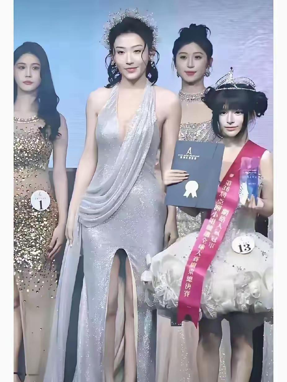 女生拥有一双大长腿是什么体验?这是骄傲的资本呀，人群中特别吸睛。如果颜值在线