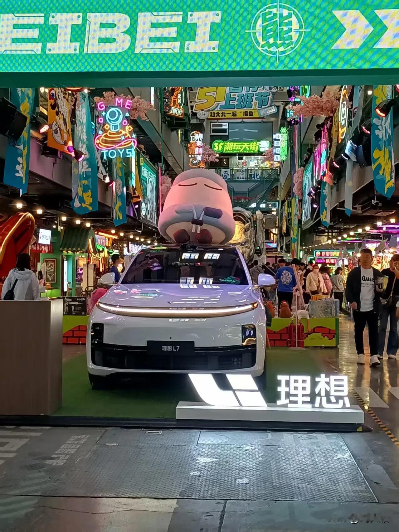 大连身边事五一假期的熊洞街，人真的很多，熊洞街也非常受欢迎，熊洞街里面新开了