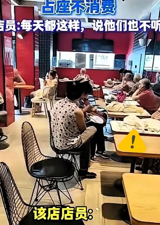 反复劝导收效甚微，常州一家星巴克店员无奈选择关闭空调。高温天，推门进店纳凉的老人
