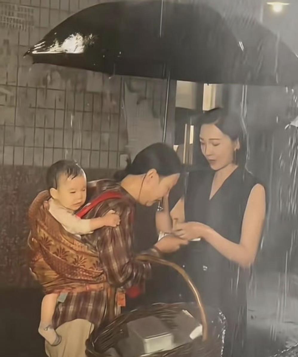最近网上炸锅了——演员邢昀爆料，某短剧剧组深夜拍雨戏时，竟让一个几个月大的婴儿在