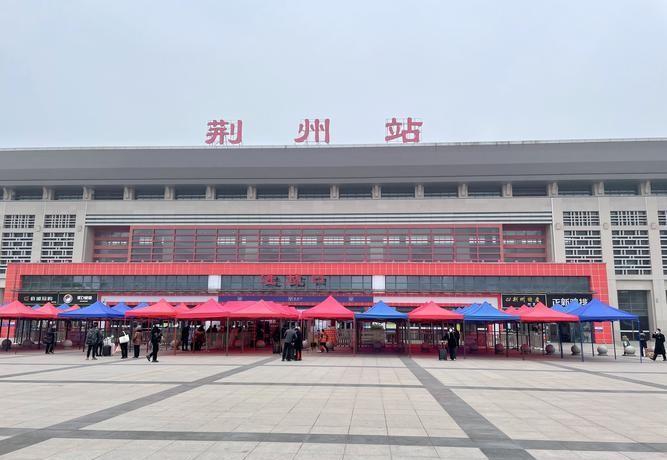 荆州火车站日均旅客流量超万人，但铁路交通建设仍需加强。荆州火车站每日迎来