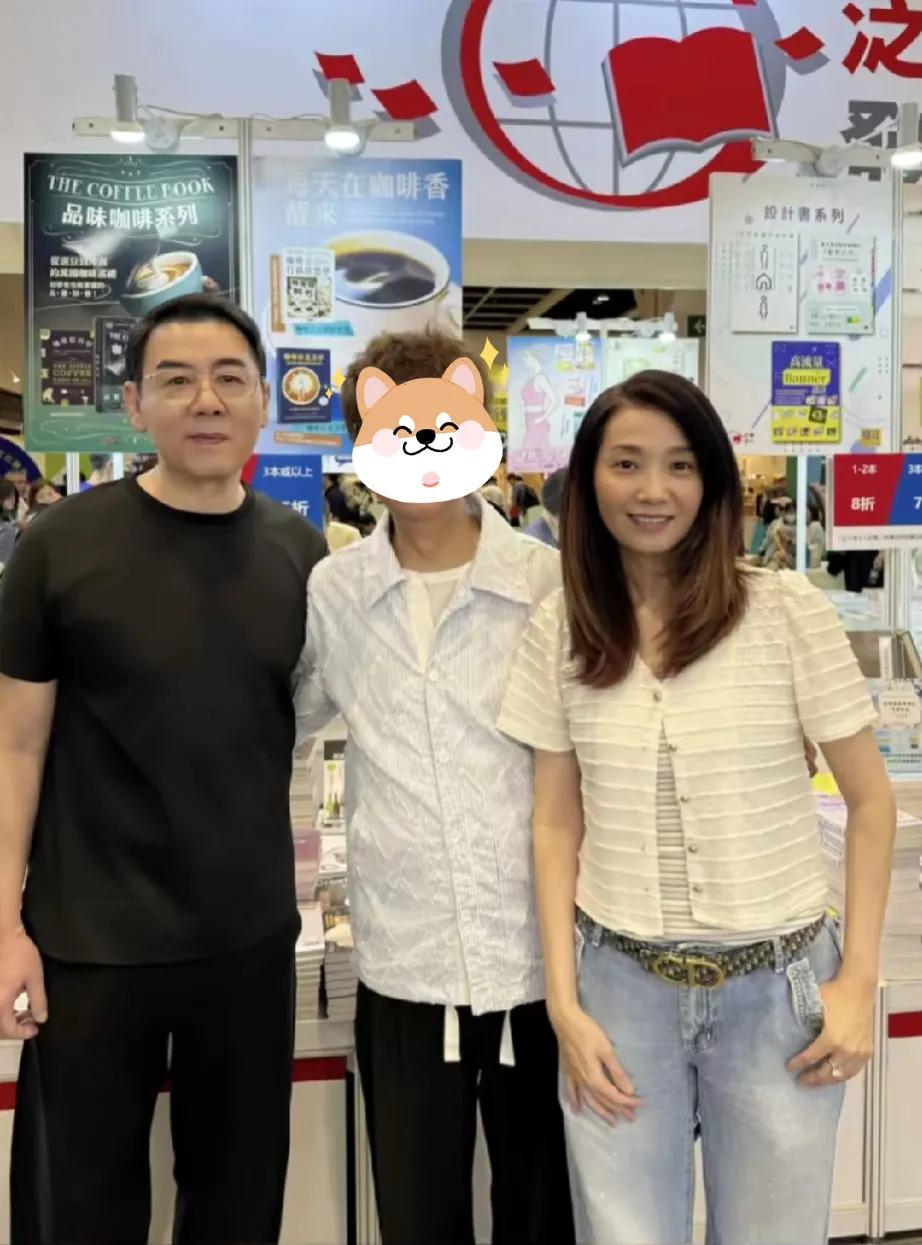 偶遇香港明星夫妇，男的变化好大，差点认不出来，女的状态依旧在线！近日，某网友在
