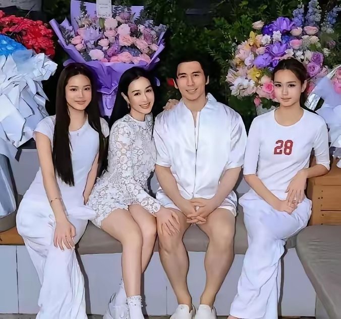 55岁的钟丽缇瘦到认不出，俩女儿站旁边，评论区直接炸了她晒全家福庆生，自己腰细了一圈，脸上肉紧得发光